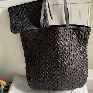 Banana Republic tote w/matching cosmetic bag